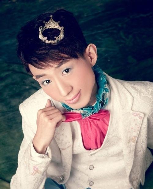 组图：快男“伪娘”童童男装曝光 原